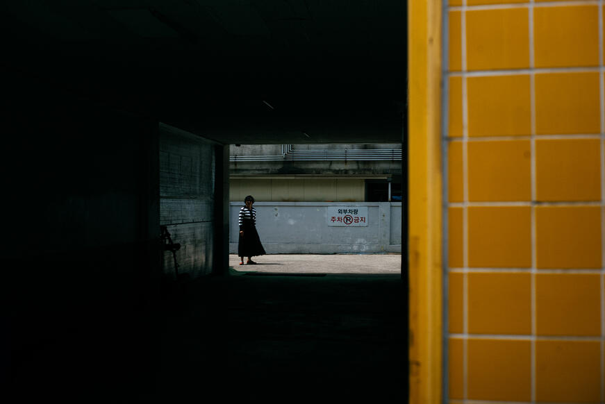 André Josselin Leica M11 Seoul Woman standing alone