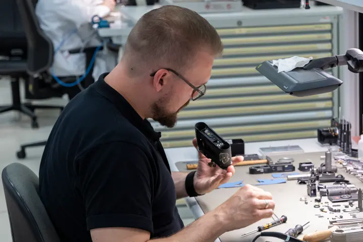 Man repairs a Leica Camera