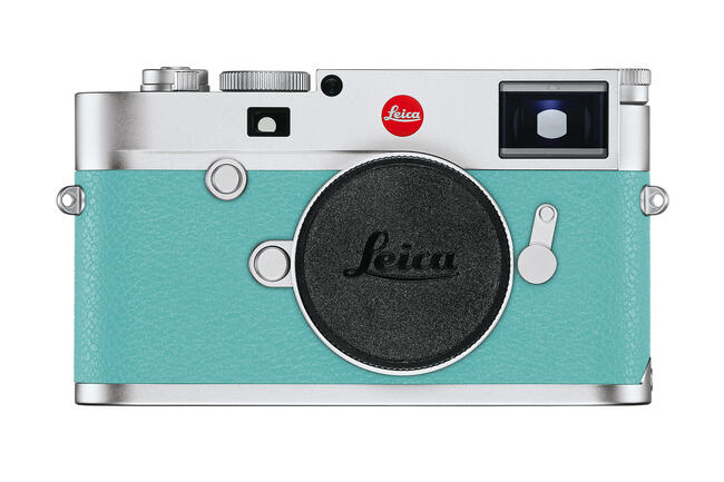 Leica-M10_silver_without-lens_front_blue-beetle_RGB_whiteBG