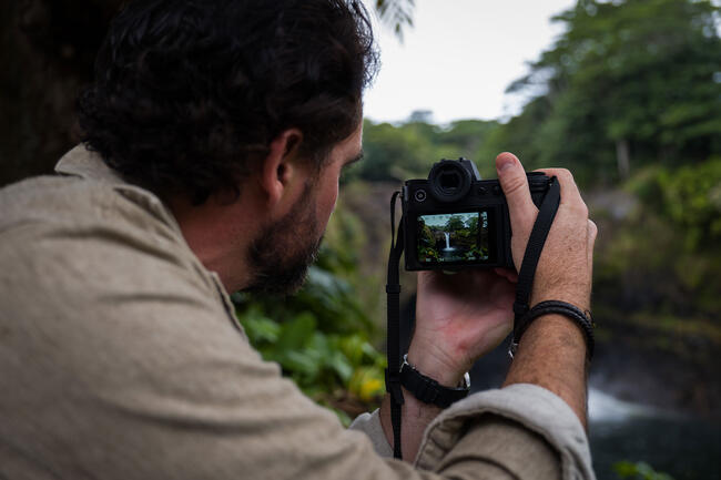 Levison Wood with the Leica SL3 in front of a waterfall in Hawaii.