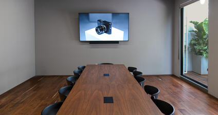 Room with table and big screen in Leica Akademie Mexico.